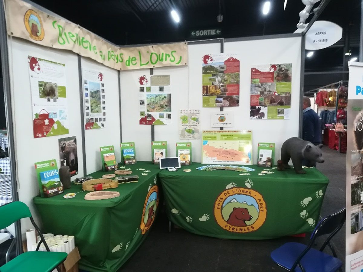 Stand-info-Pays-de-lOurs—Adet